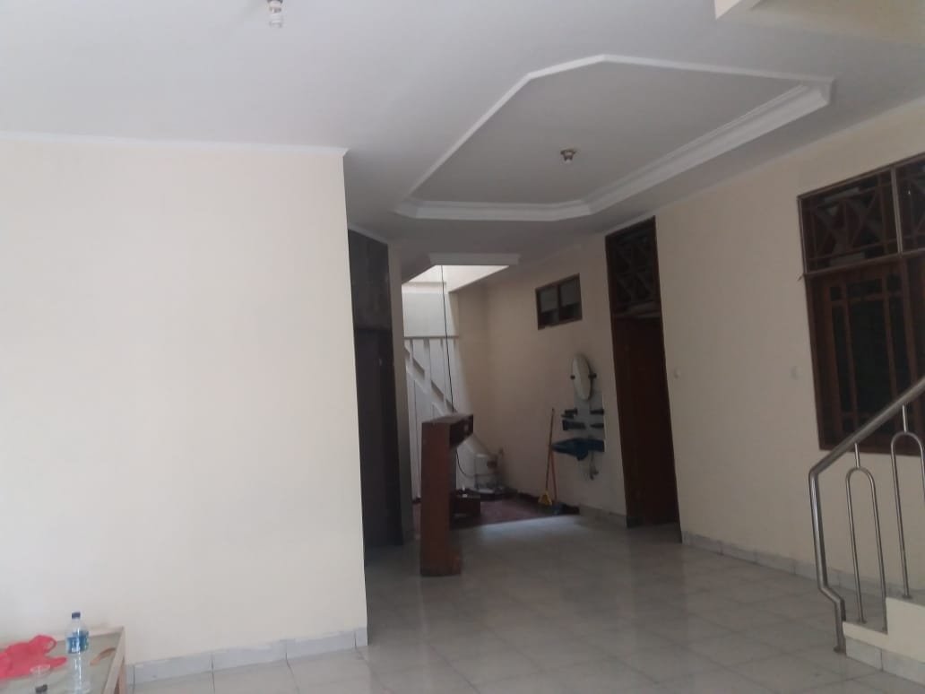 Sewa Rumah 2 lantai di Tomang Grogol Petamburan Jakarta Barat AS - Foto 3