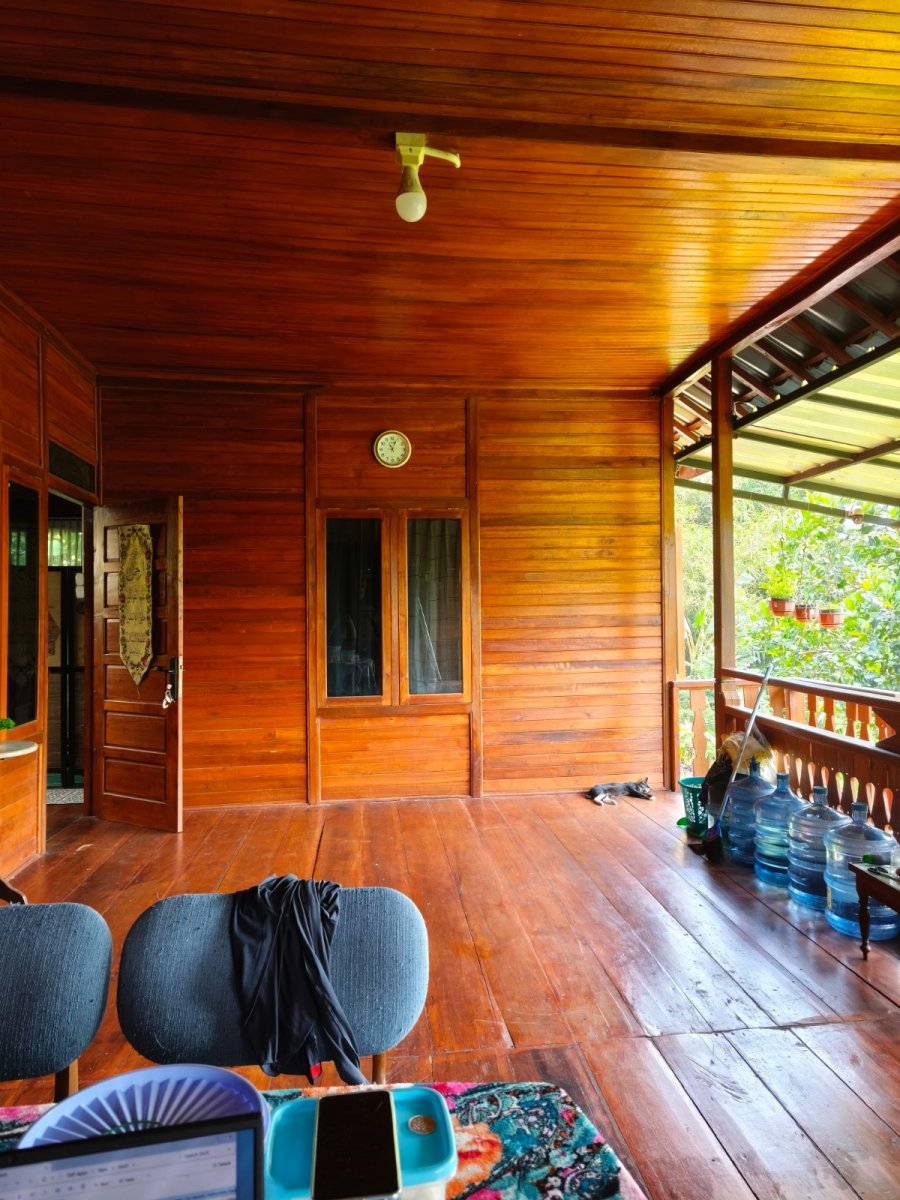 Rumah Kayu Asri di Tengah Kehijauan - Foto 12