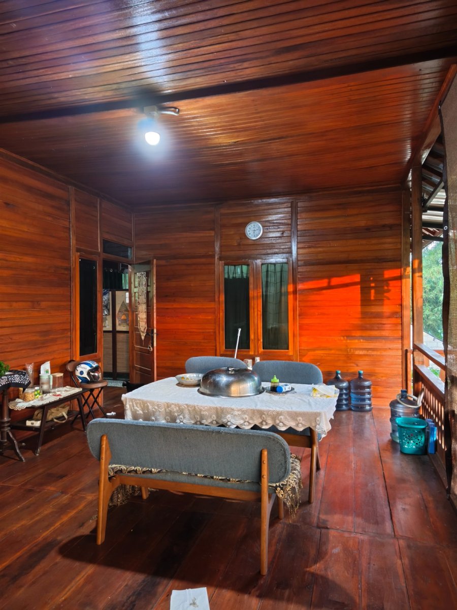 Rumah Kayu Asri di Tengah Kehijauan - Foto 5