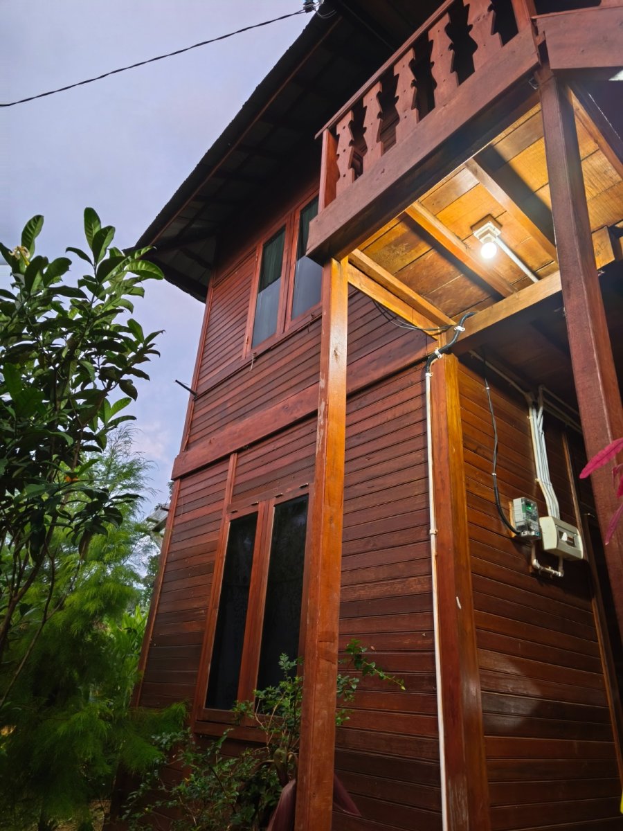 Rumah Kayu Asri di Tengah Kehijauan - Foto 11