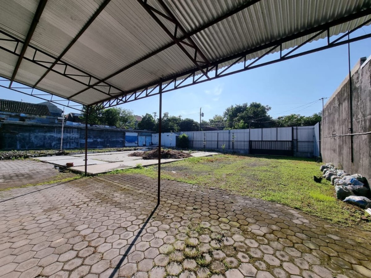 Tanah Pekarangan dengan Bangunan di Pinggir Jalan Raya Banjarsari Solo - Foto 2