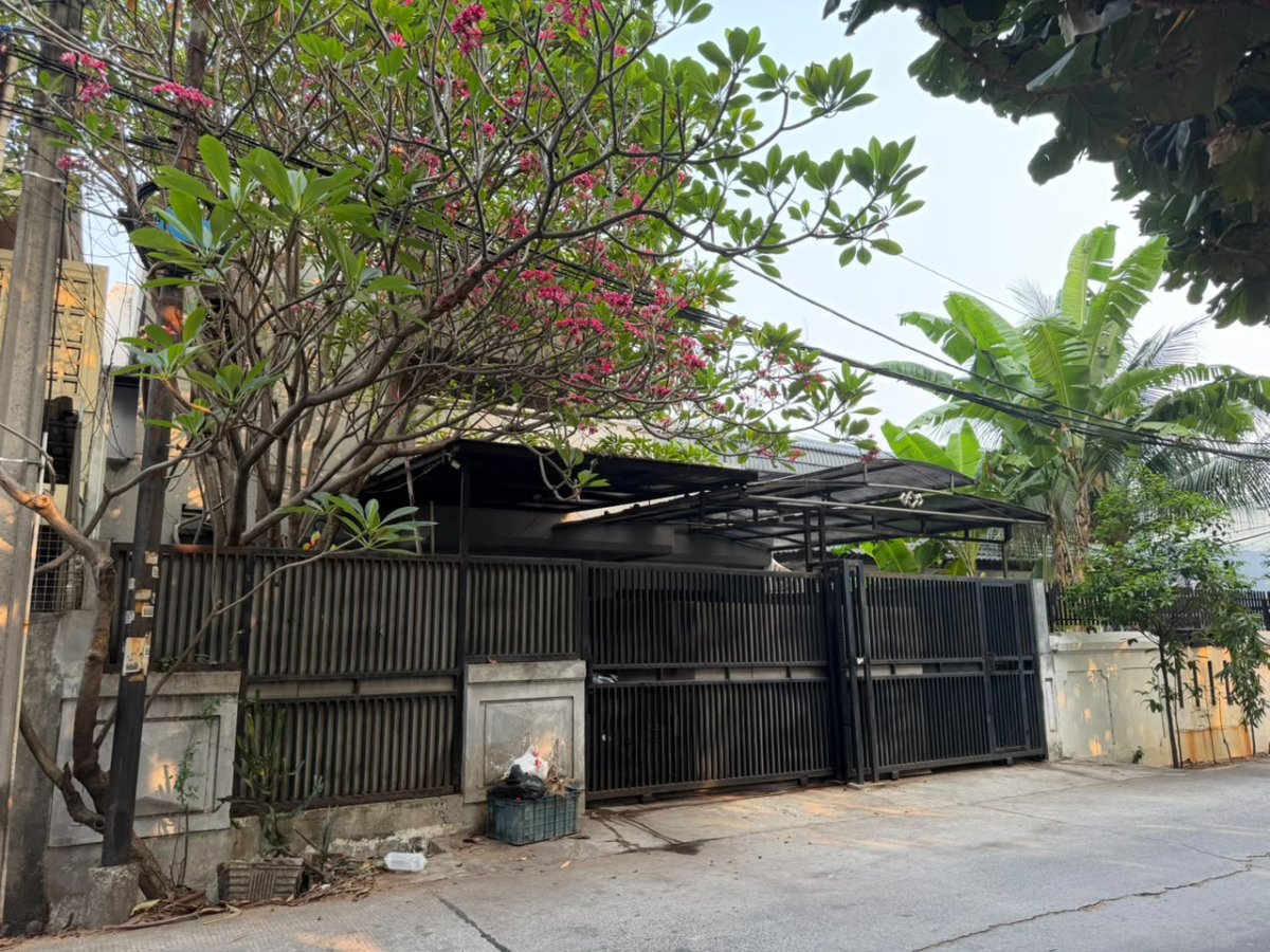 Dijual Rumah 2 Lantai di Jl. Gading Putih Raya, Kelapa Gading - Jakarta Utara Lokasi Strategis - Properti | Harcourts