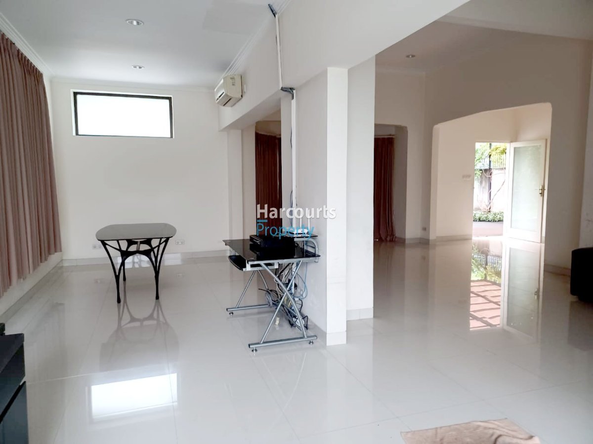 Disewakan Rumah Bagus dan terawat Halaman Luas Area Menteng - Foto 2
