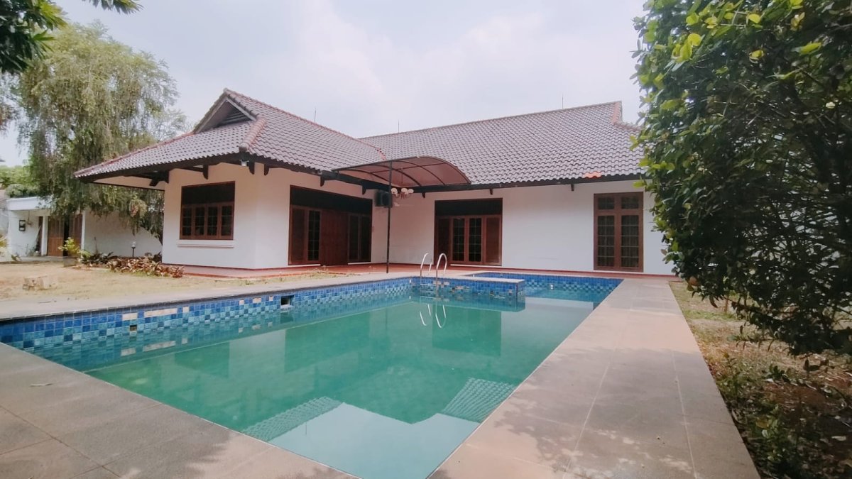 Rumah Klasik Tenang Asri berhalaman luas di Kemang Utara Bangka Jakarta Selatan ZM - Properti | Harcourts