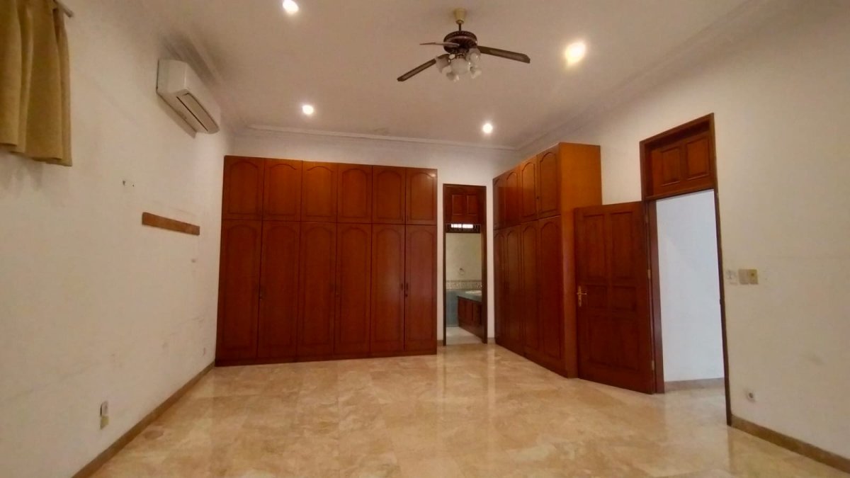 Rumah Klasik Tenang Asri berhalaman luas di Kemang Utara Bangka Jakarta Selatan ZM - Foto 6