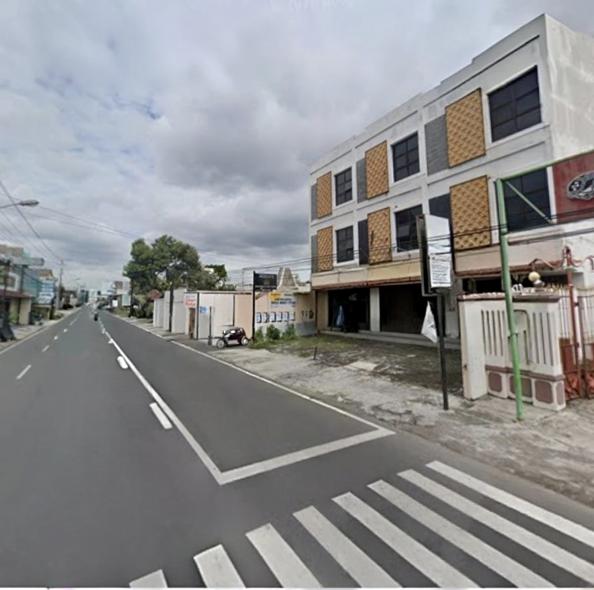 Ruko 3 Lantai Strategis di Jalan Dr. Rajiman, Solo - Foto 2