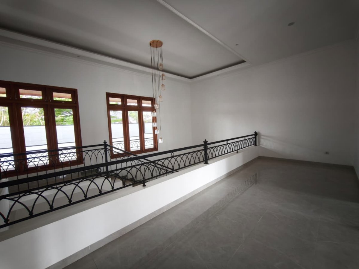 Rumah Bagus Baru Gress 2 Lantai di Sumber, Banjarsari, Solo - Foto 8