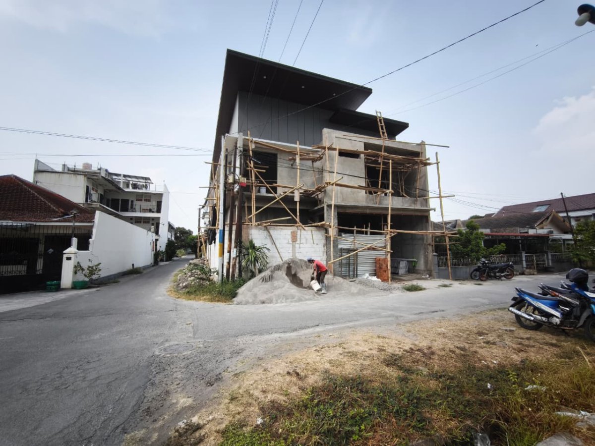 Rumah Baru Gress dengan Kolam Renang di Lokasi Premium Karangasem, Laweyan, Solo - Foto 5
