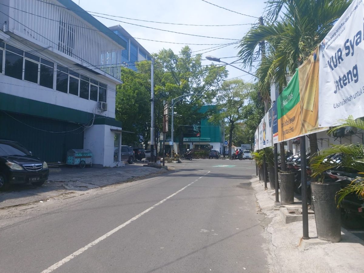 Disewakan Ruko Strategis 3 Lantai di Pusat Solo Kota Jalan Slamet Riyadi!! - Foto 2