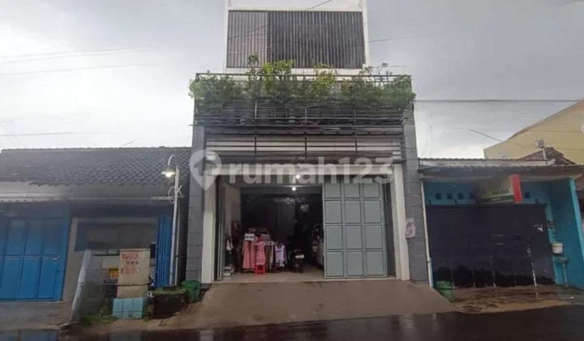 Dijual Rumah 2,5 Lantai Cocok Untuk Usaha. Lokasi Strategis di Wonorejo dekat Jayawijaya Mojosongo
