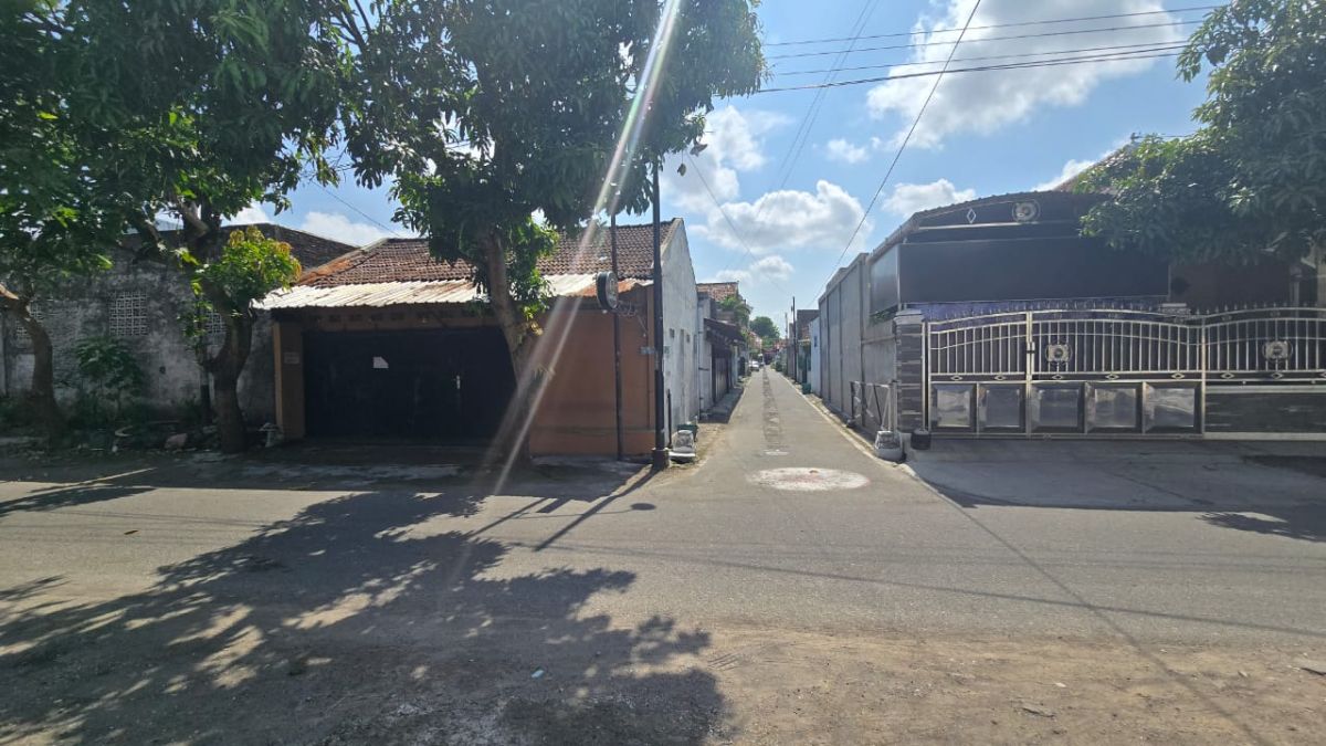 Dijual Tanah Bonus Bangunan Rumah di Sondakan Laweyan Solo - Foto 2