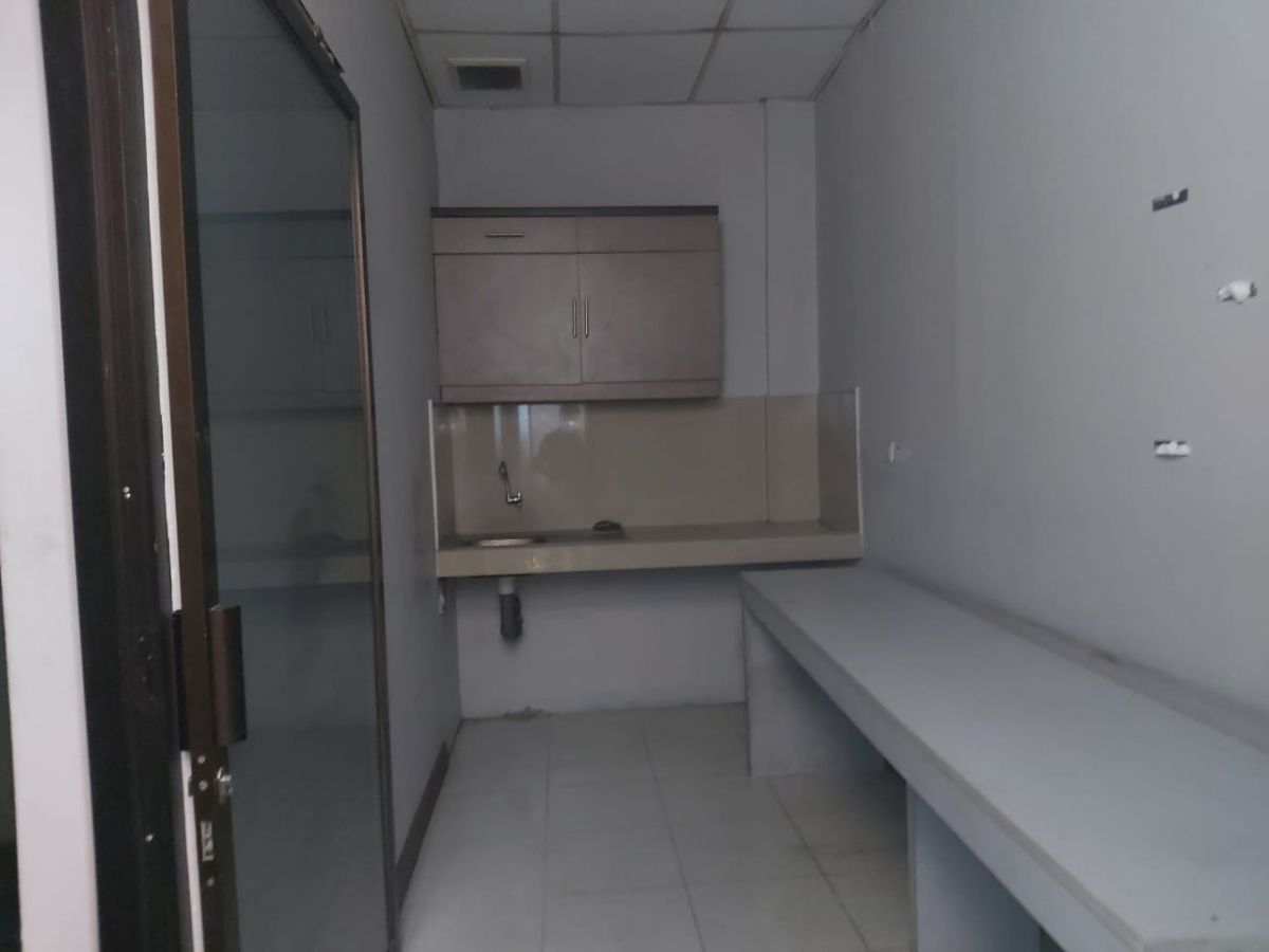 Disewakan Ruko Strategis 3 Lantai di Pusat Solo Kota Jalan Slamet Riyadi Solo!! - Foto 3