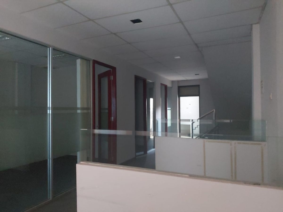 Disewakan Ruko Strategis 3 Lantai di Pusat Solo Kota Jalan Slamet Riyadi Solo!! - Foto 4