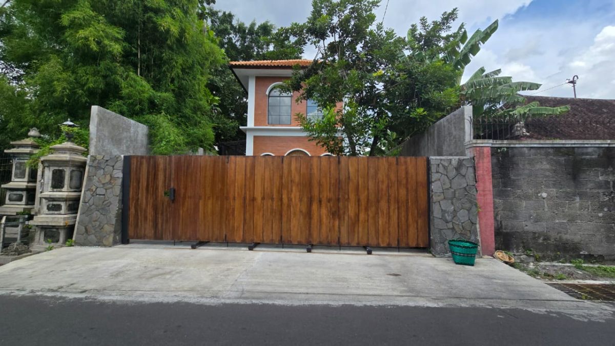 Dijual Rumah Bangunan Baru Dengan Perpaduan Desain Modern Klasik di Pusat Kota Solo, Dekat Alun-Alun Surakarta!!
