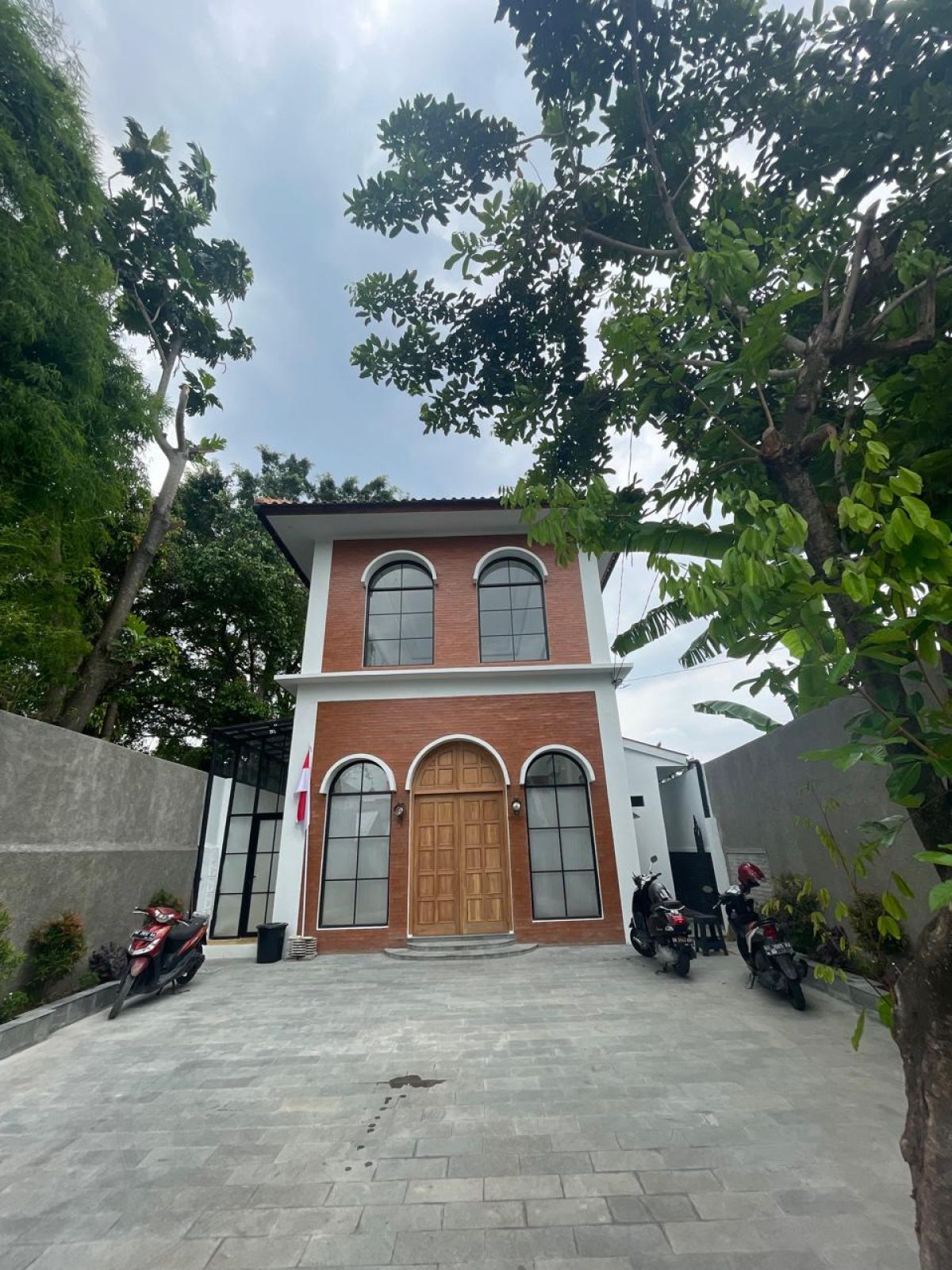 Rumah Bangunan Baru Dengan Perpaduan Desain Modern Klasik di Pusat Kota Solo Dekat Pasar Klewer Solo - Foto 2