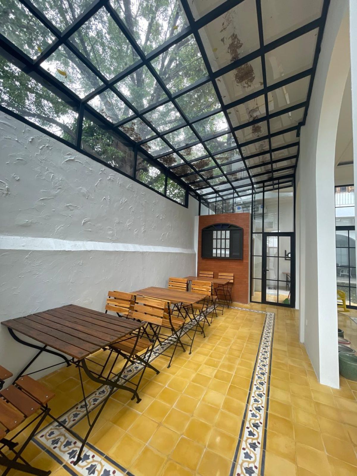 Rumah Bangunan Baru Dengan Perpaduan Desain Modern Klasik di Pusat Kota Solo Dekat Pasar Klewer Solo - Foto 3