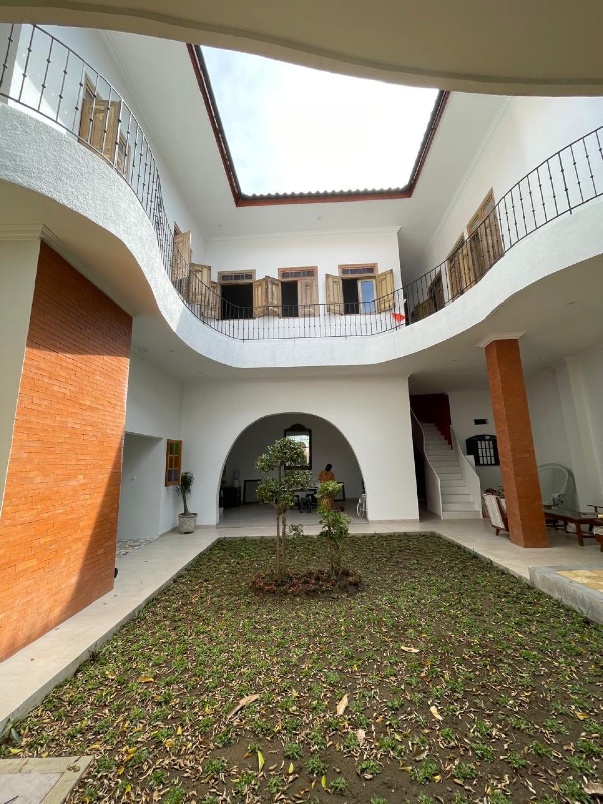 Rumah Bangunan Baru Dengan Perpaduan Desain Modern Klasik di Pusat Kota Solo Dekat Pasar Klewer Solo - Foto 4
