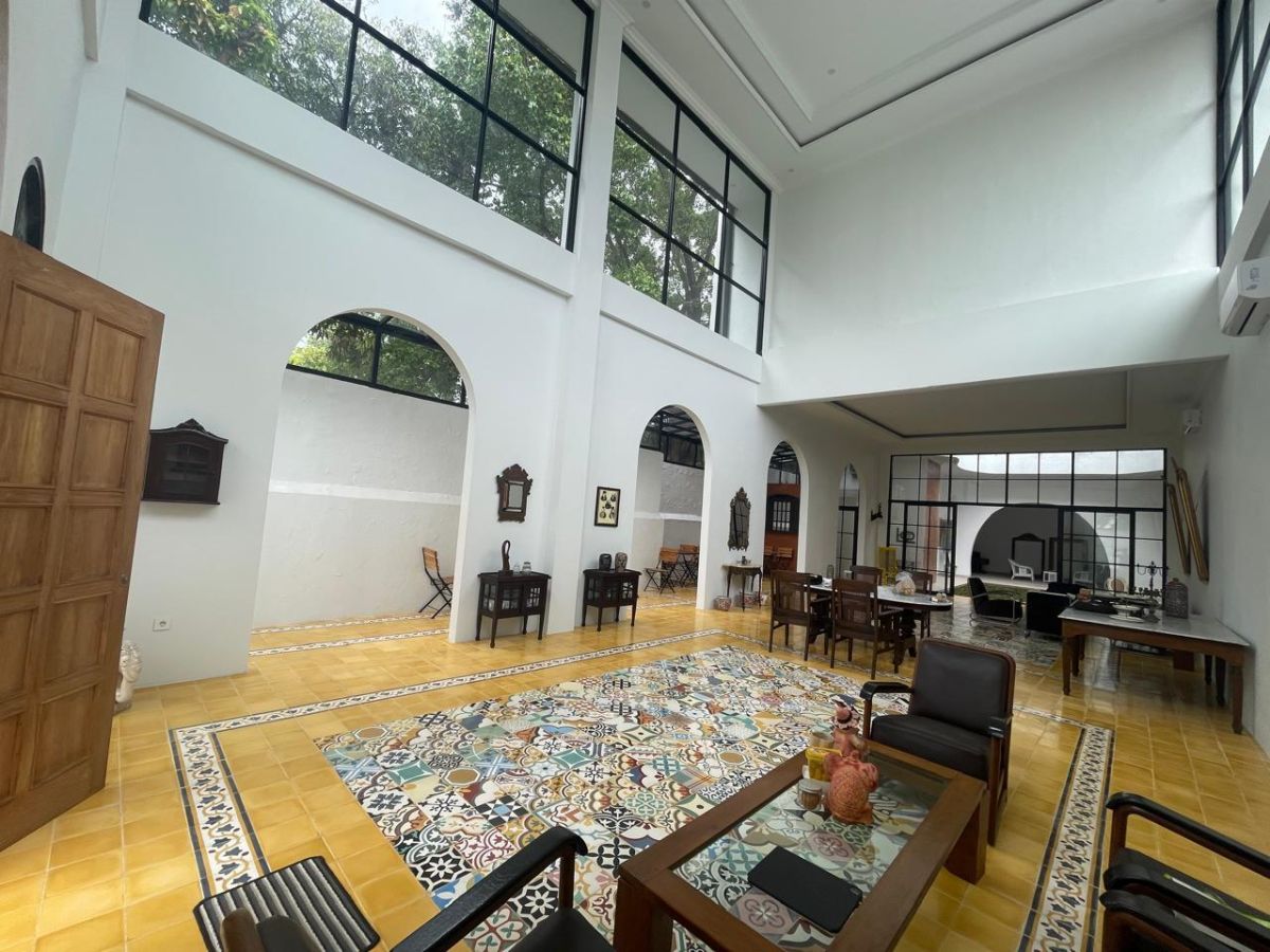 Rumah Bangunan Baru Dengan Perpaduan Desain Modern Klasik di Pusat Kota Solo Dekat Pasar Klewer Solo - Foto 5