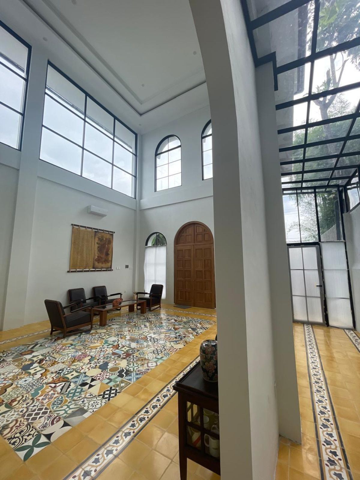 Rumah Bangunan Baru Dengan Perpaduan Desain Modern Klasik di Pusat Kota Solo Dekat Pasar Klewer Solo - Foto 6