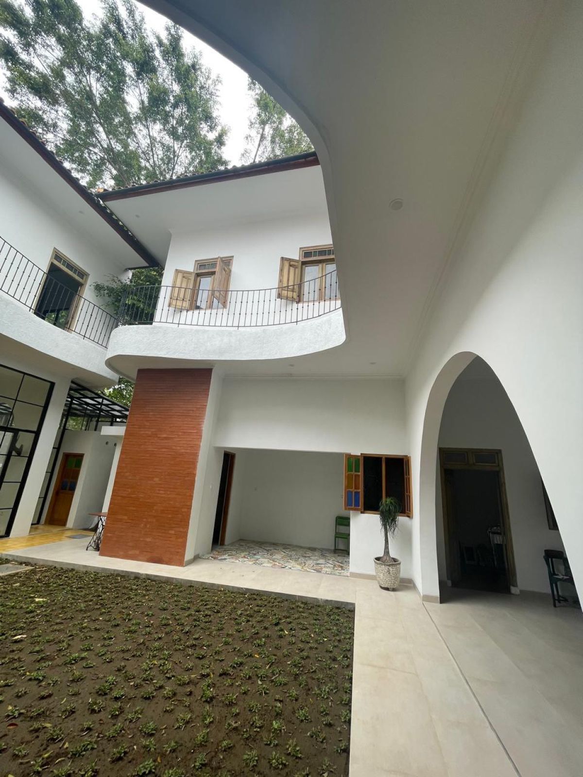 Rumah Bangunan Baru Dengan Perpaduan Desain Modern Klasik di Pusat Kota Solo Dekat Pasar Klewer Solo - Foto 8