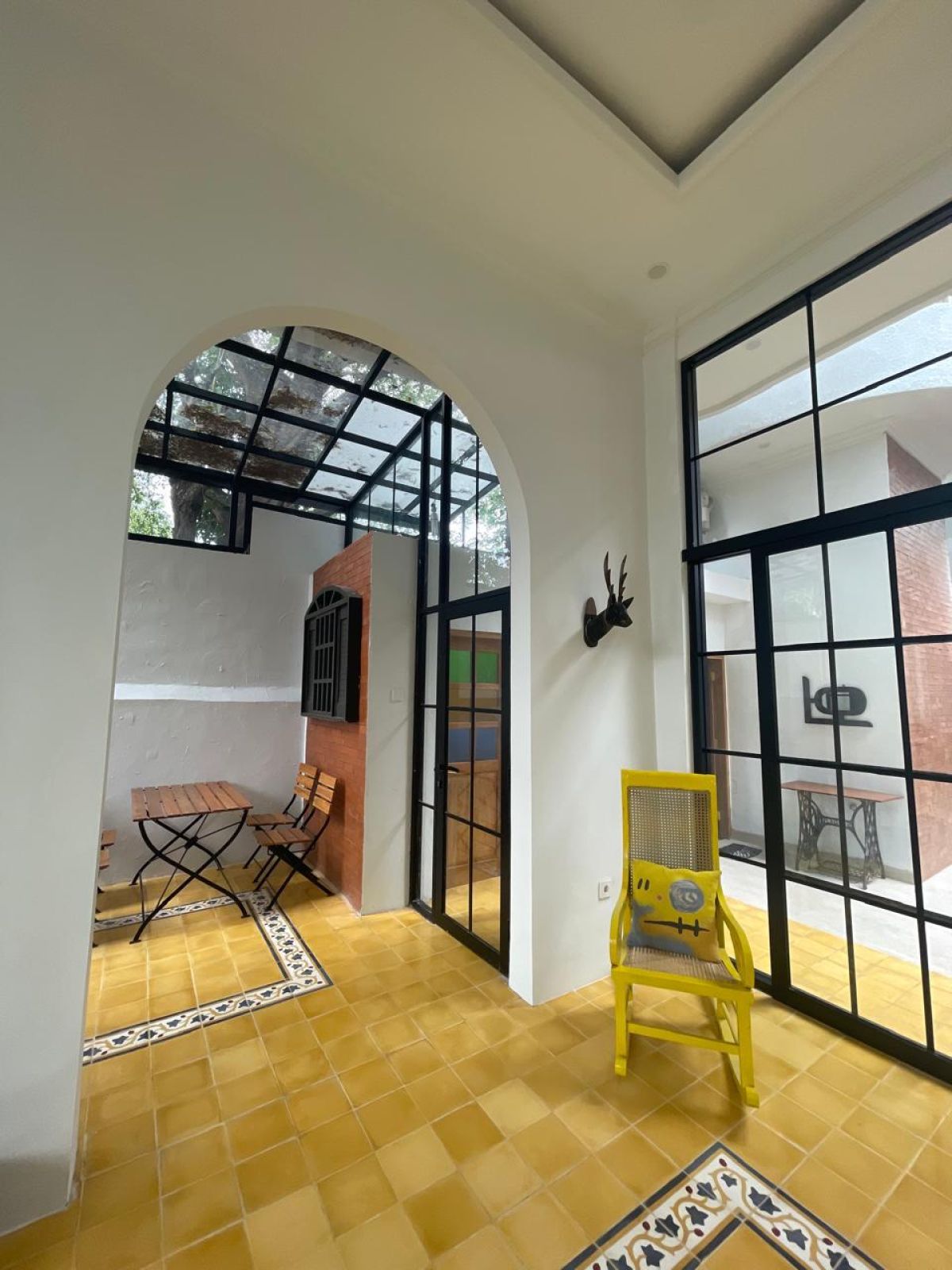 Rumah Bangunan Baru Dengan Perpaduan Desain Modern Klasik di Pusat Kota Solo Dekat Pasar Klewer Solo - Foto 9