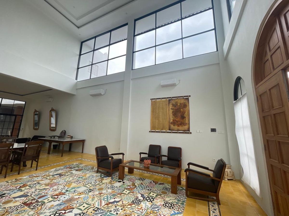 Rumah Bangunan Baru Dengan Perpaduan Desain Modern Klasik di Pusat Kota Solo Dekat Pasar Klewer Solo - Foto 14