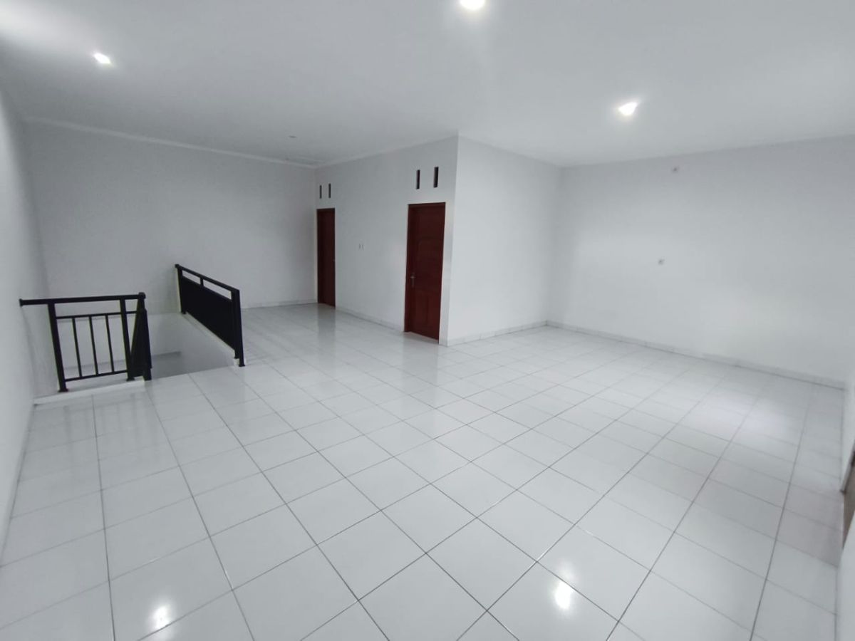 Disewakan Ruko 2 Lantai Lokasi Strategis Hook dan di Pinggir Jalan Raya Banjarsari!! - Foto 2