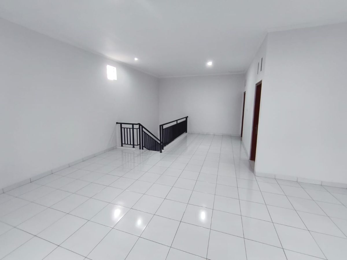 Disewakan Ruko 2 Lantai Lokasi Strategis Hook dan di Pinggir Jalan Raya Banjarsari!! - Foto 3