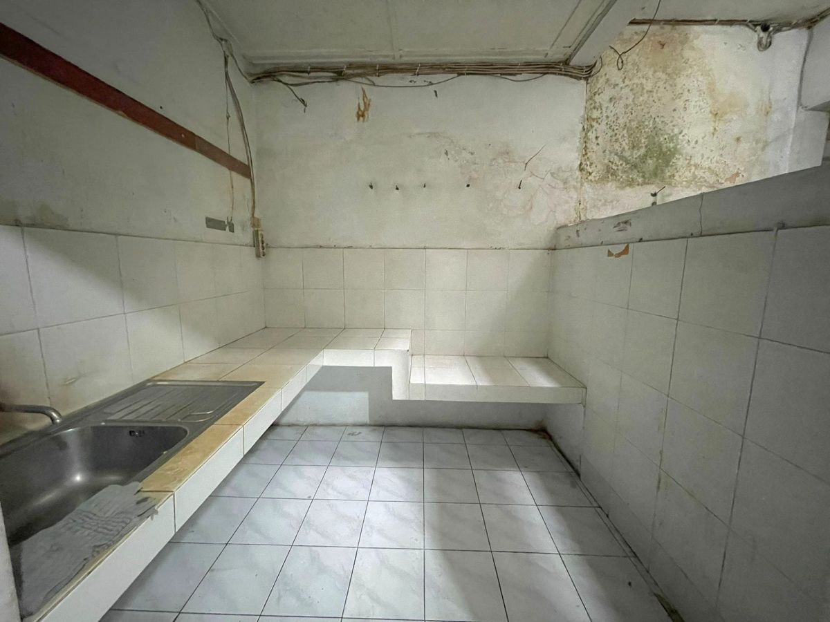 Disewakan Ruko 2 Lantai Lokasi Strategis di Jl. Dr. Rajiman Solo - Foto 2