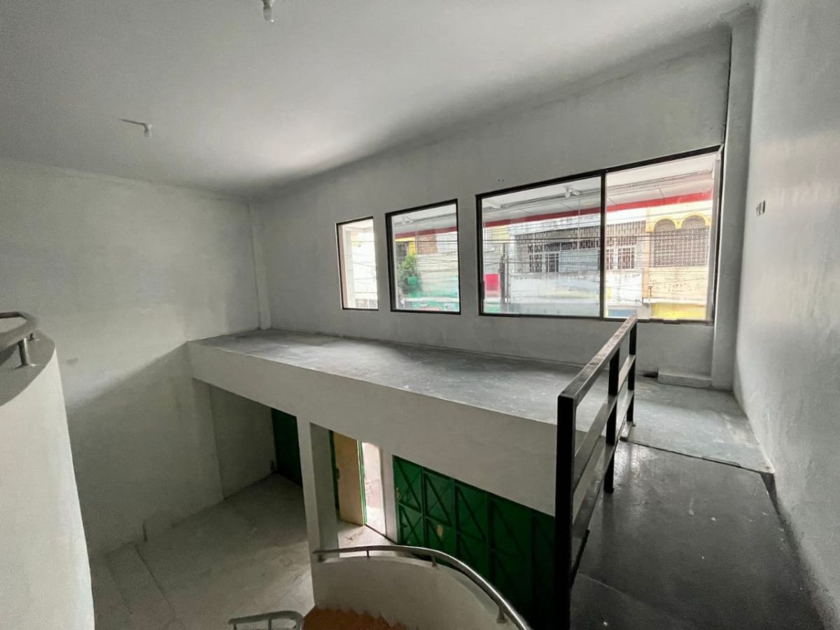 Disewakan Ruko 2 Lantai Lokasi Strategis di Jl. Dr. Rajiman Solo - Foto 2