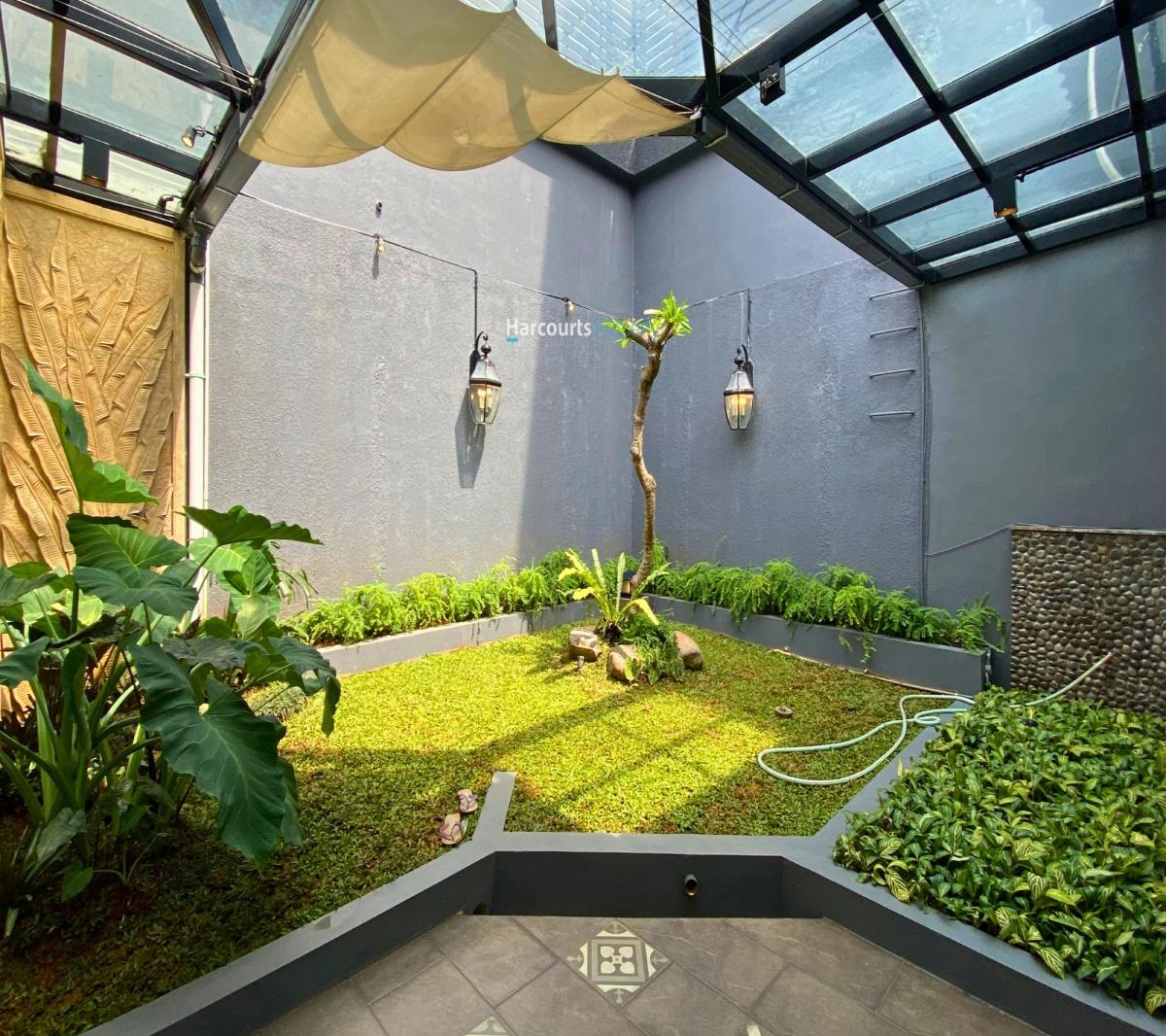 Rumah Modern Artsy with Attic Room Pondok Indah Area - Foto 4