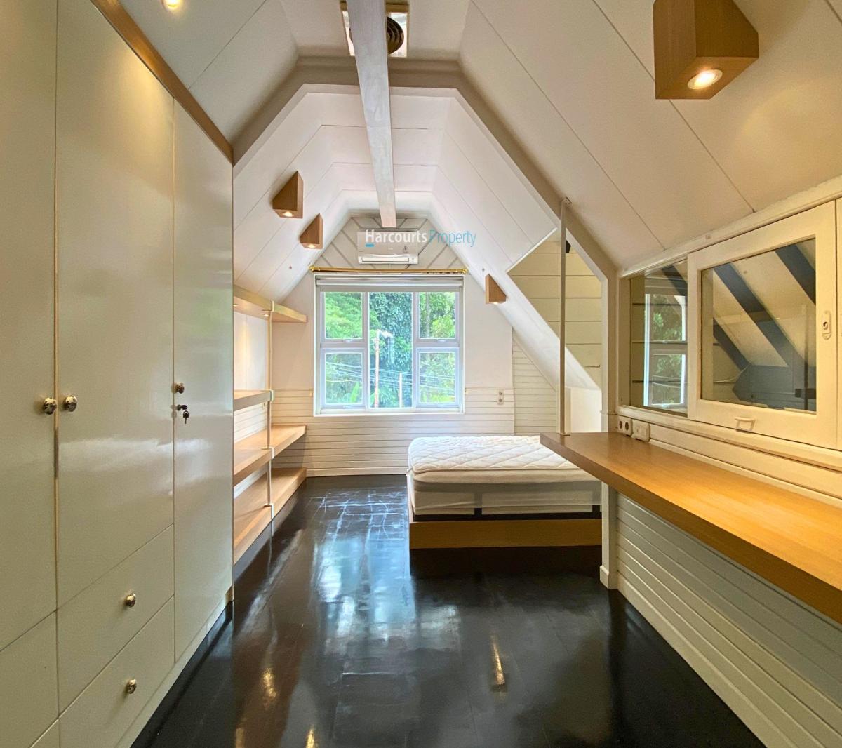Rumah Modern Artsy with Attic Room Pondok Indah Area - Foto 8
