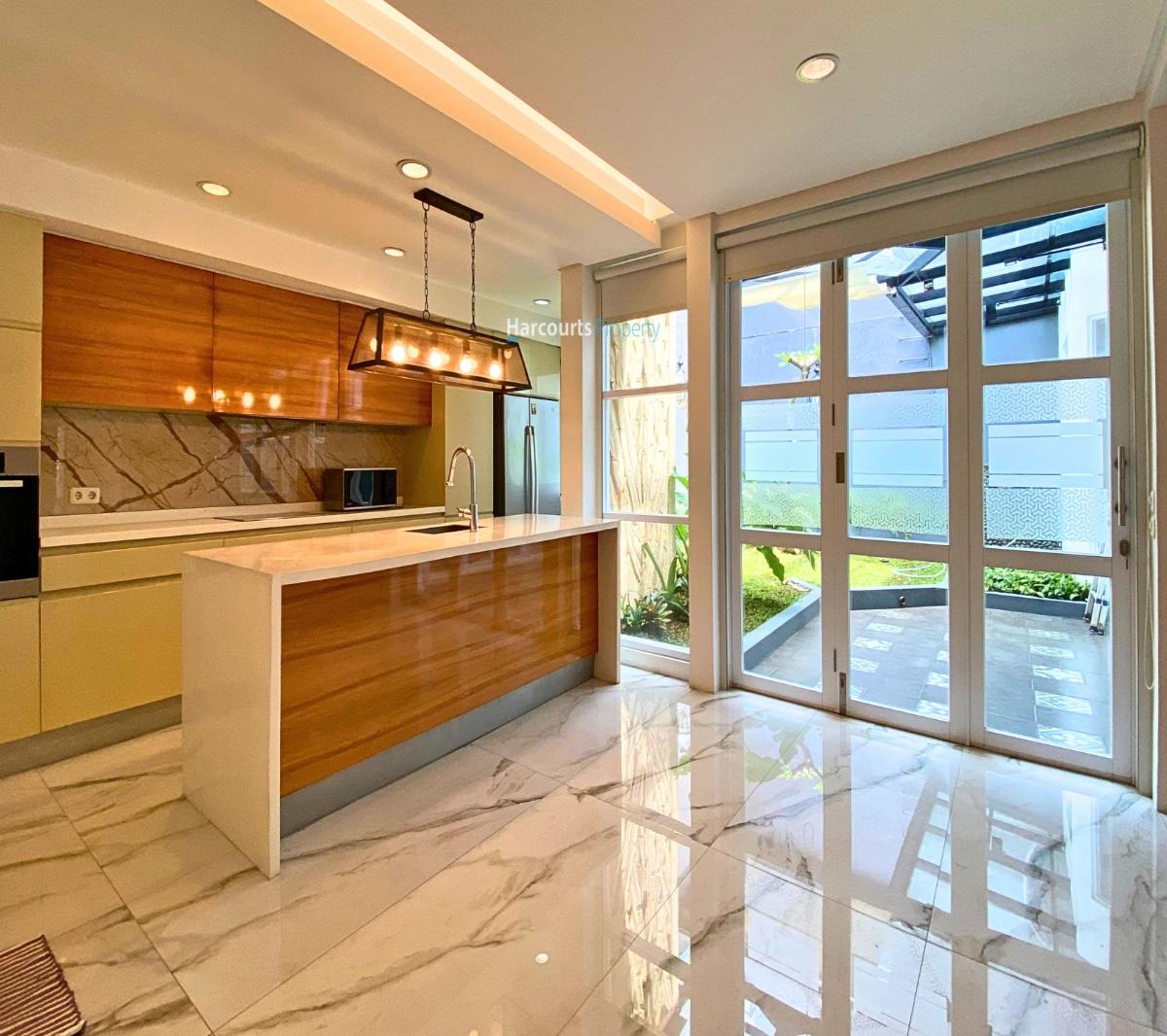 Rumah Modern Artsy with Attic Room Pondok Indah Area - Foto 10