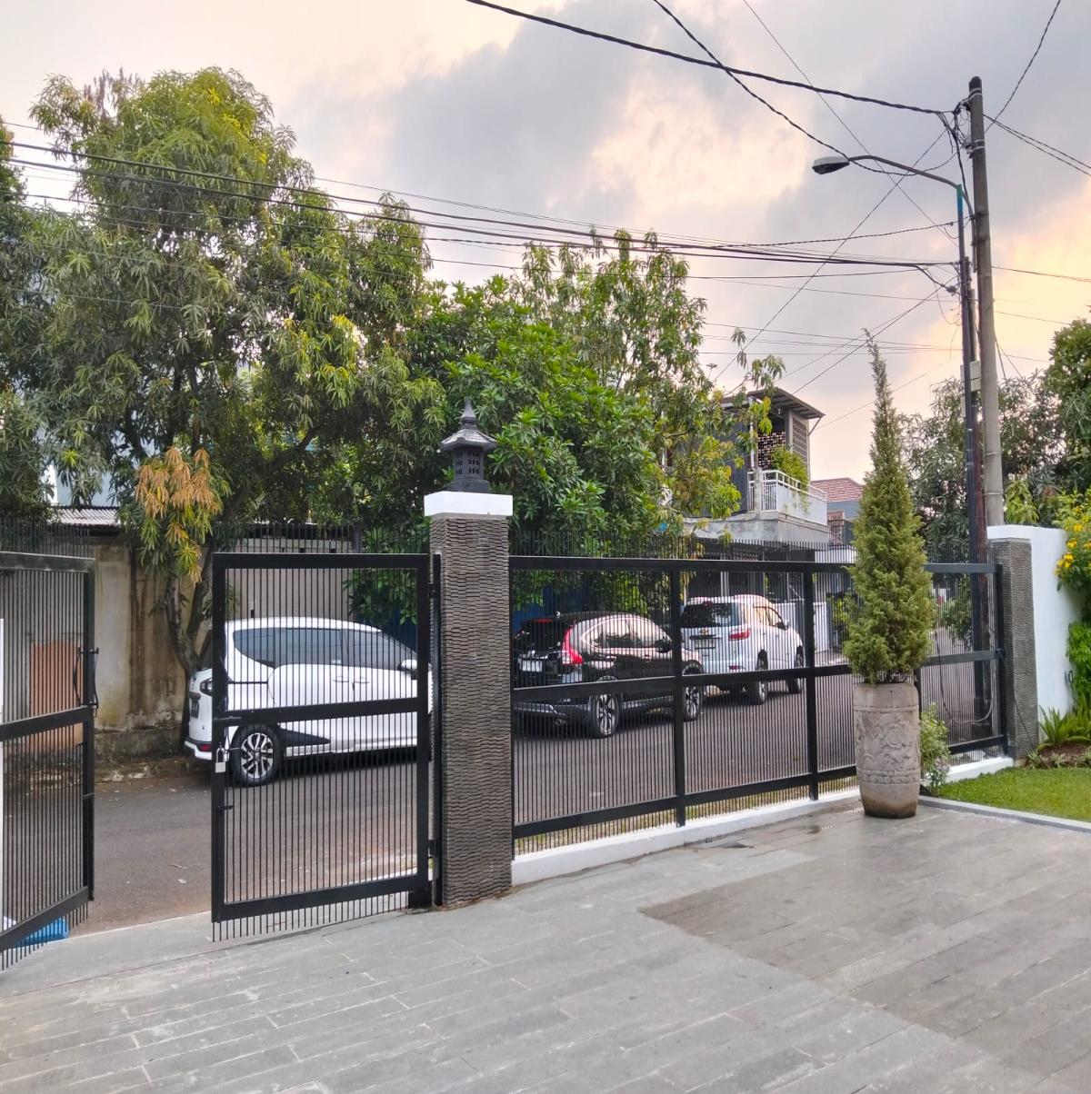 Rumah Luas! Cantik dan Asri di Cluster Anggrek Loka Graha Raya - Foto 2
