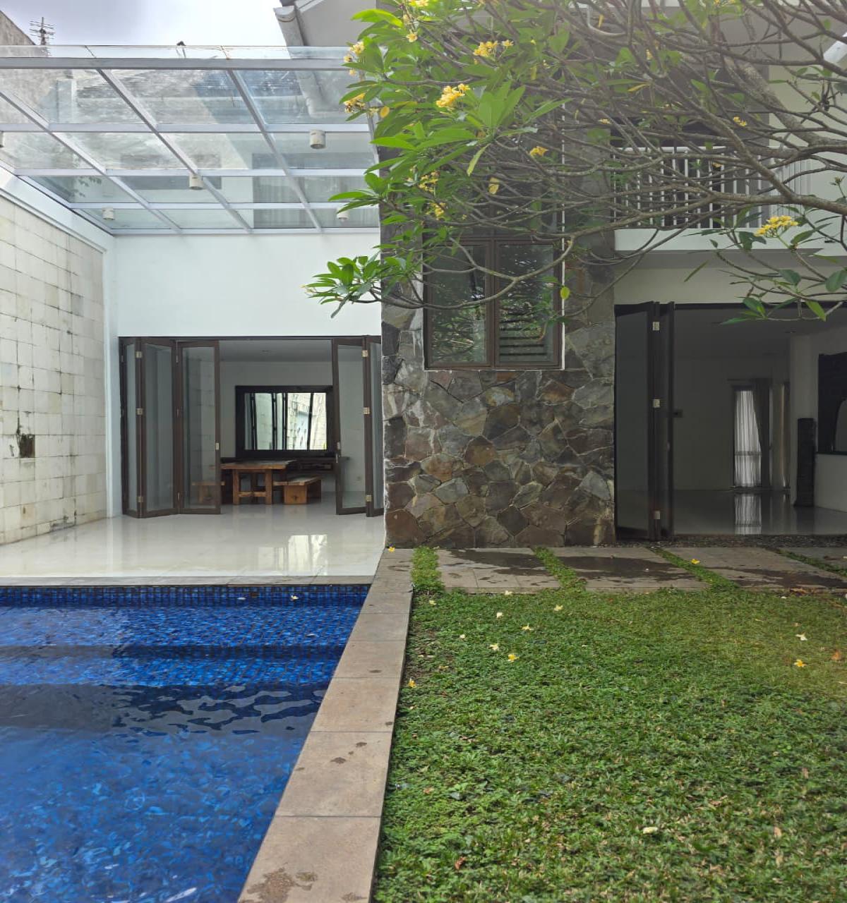 Disewakan rumah tropis dengan swimming pool di Bintaro Jaya Tangerang Selatan