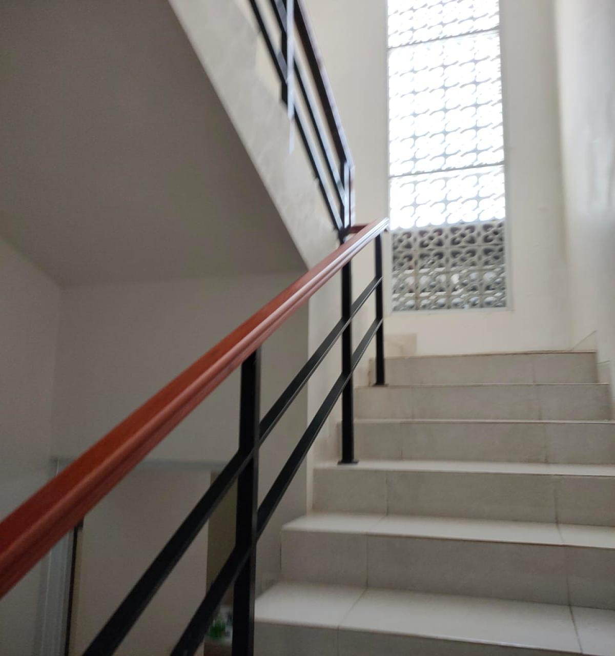 Rumah Dua Lantai Minimalis Modern Asri dan Terawat Dalam Cluster - Foto 9