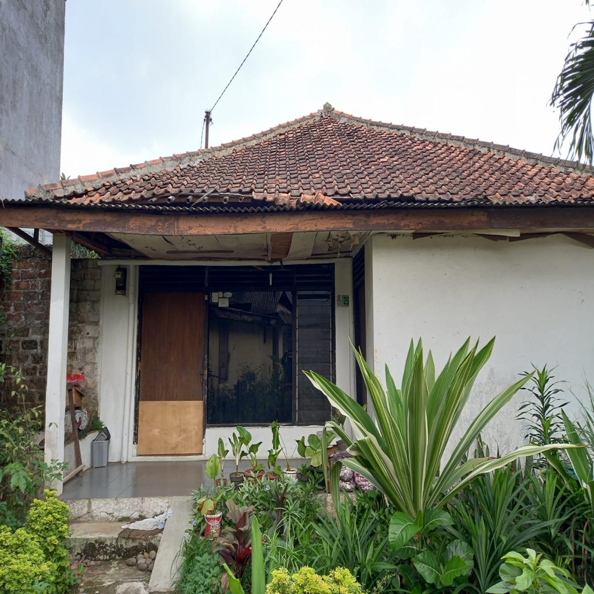 Tanah Dijual 570 Meter Persegi Dapat Bonus Rumah Tak Terawat