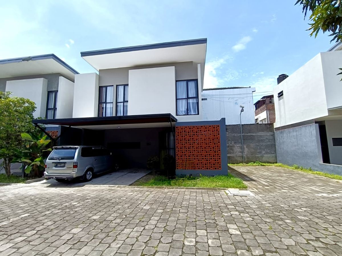 Dijual Rumah Bagus minimalis 2 Lantai  ( Full Furnished )  Lokasi Cluster di Colomadu - Foto 2