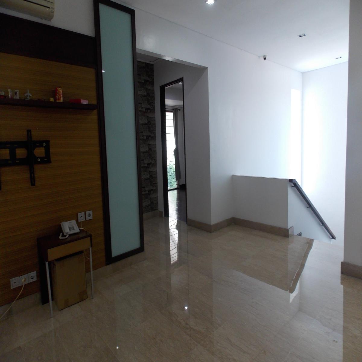 Rumah Bagus 3 Lantai dengan Swiming Pool di Cilandak Jaksel - Foto 10