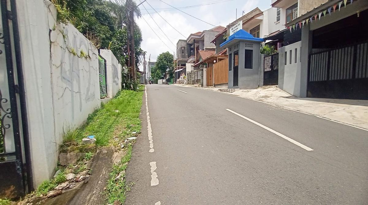 Dijual Rumah Luas dan Nyaman — Dekat Tol Andara, Pondok Labu, Jakarta Selatan - Foto 3
