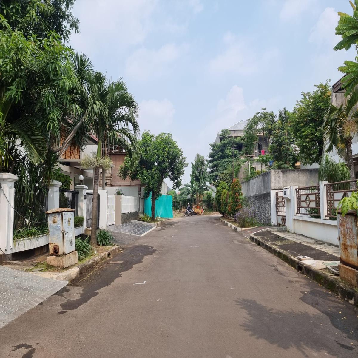Jual Rumah Luas di Perumahan Intercon, Kebon Jeruk Jakarta Barat RR - Foto 2