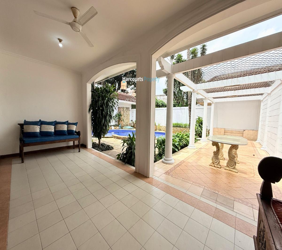 Disewakan Rumah Klasik Bagus dan Terawat Halaman Luas 5 Menit Dekat Toll TB Simatupang