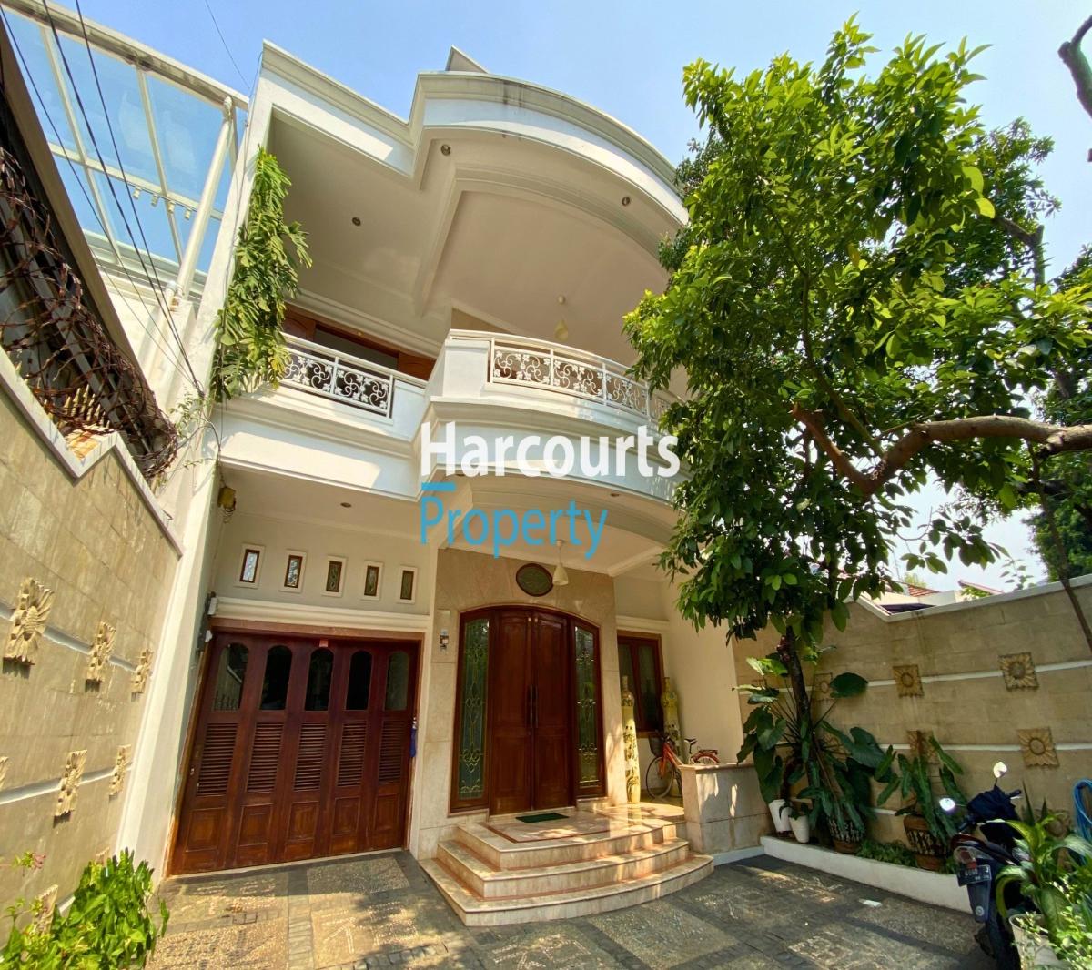 Kebayoran Baru Area Turun Harga Rumah Mediteranian Klasik 2 Lantai di Wijaya, Jakarta Selatan
