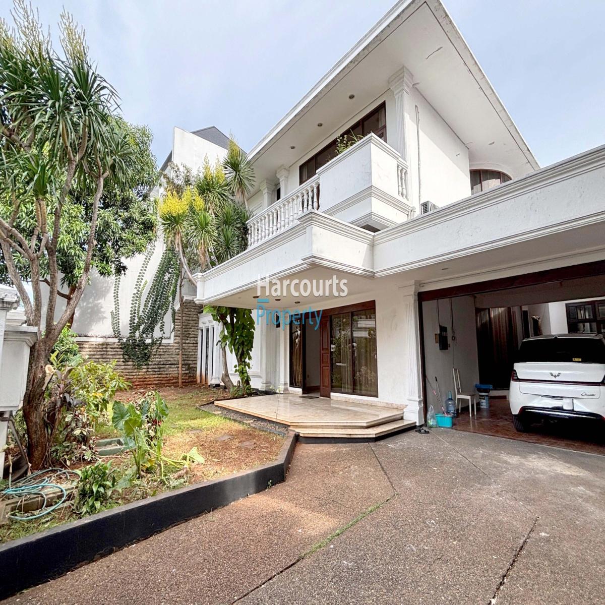 Disewakan Rumah Klasik 2 Lantai Area Jl. Biduri, Permata Hijau