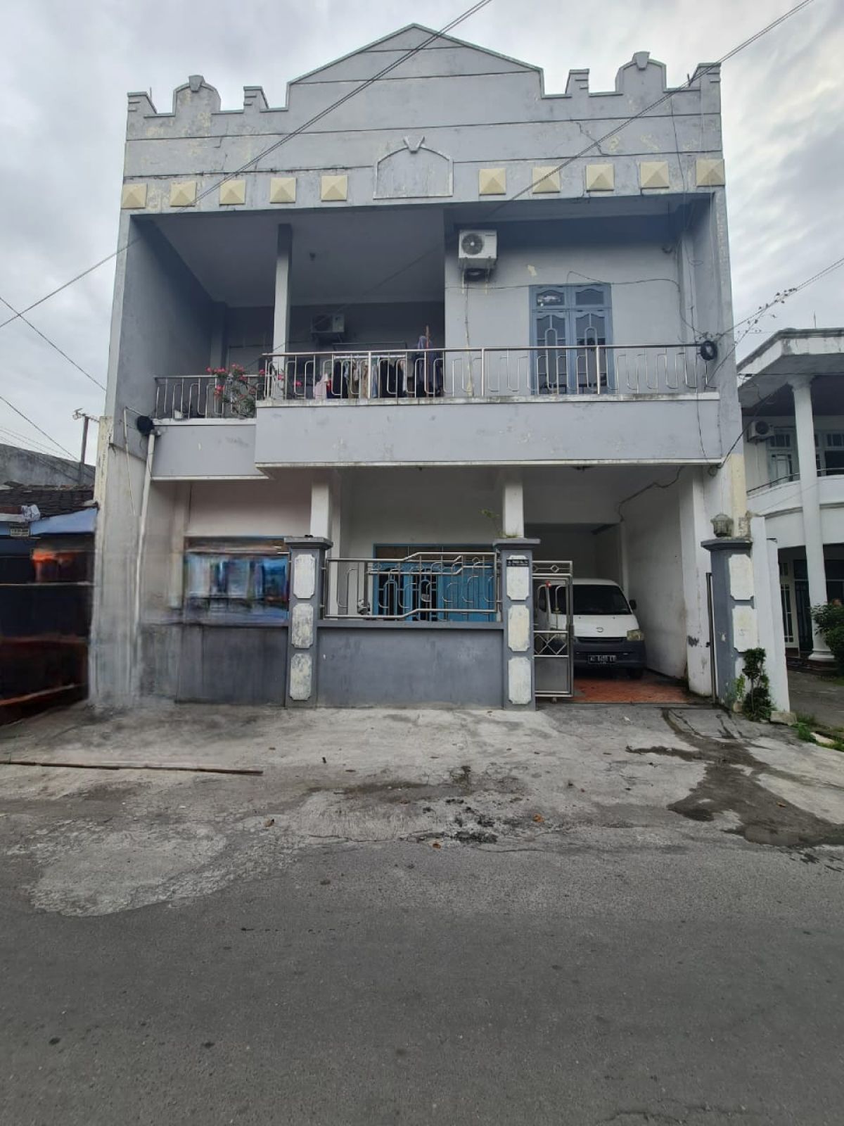 Rumah dan ruang usaha siap pakai di cemani dekat Solo kota dan Solo Baru