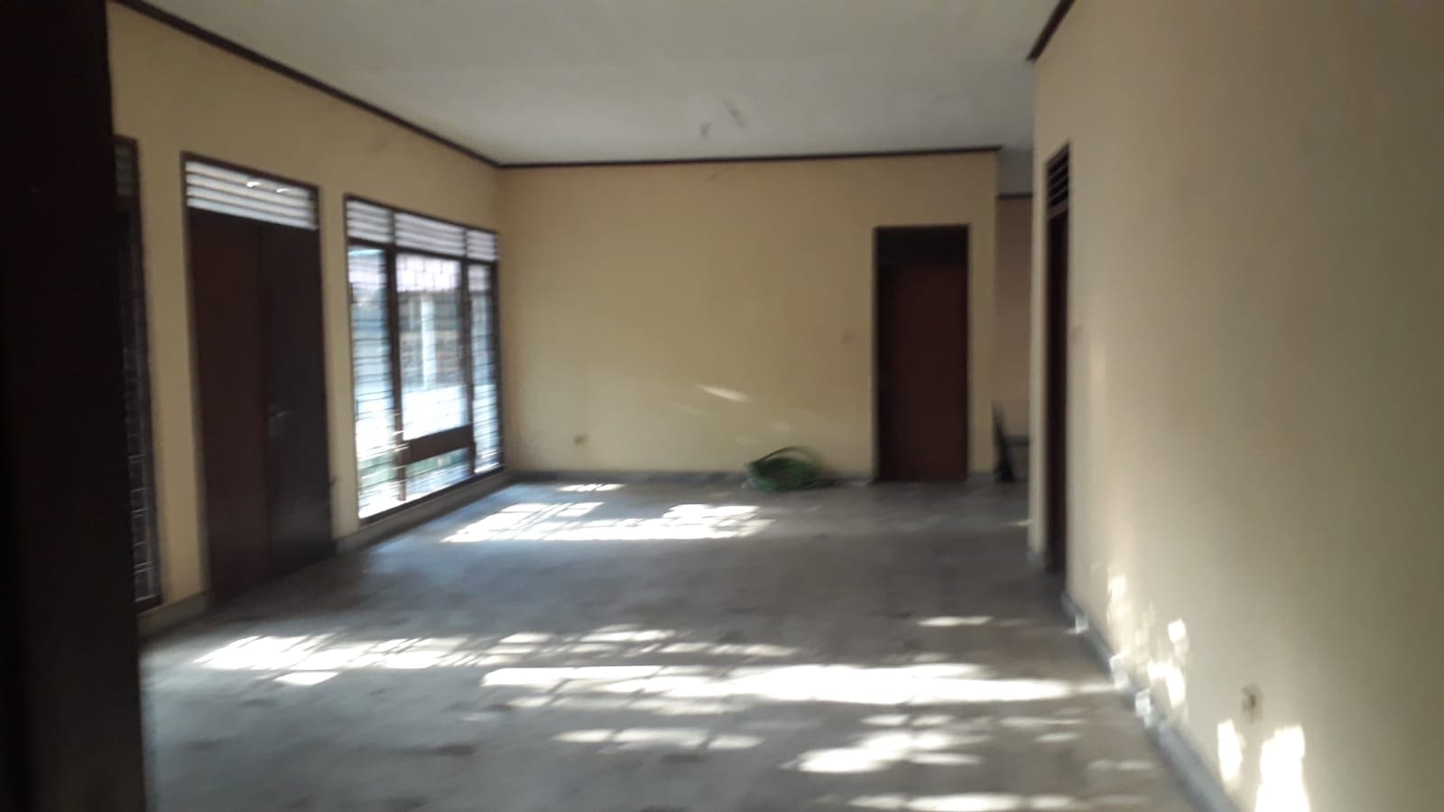 Disewakan Cepat Rumah Perlu Renovasi di Kelapa Dua Jakarta Barat (ID) - Foto 3