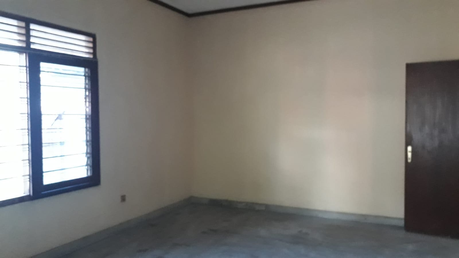 Disewakan Cepat Rumah Perlu Renovasi di Kelapa Dua Jakarta Barat (ID) - Foto 5