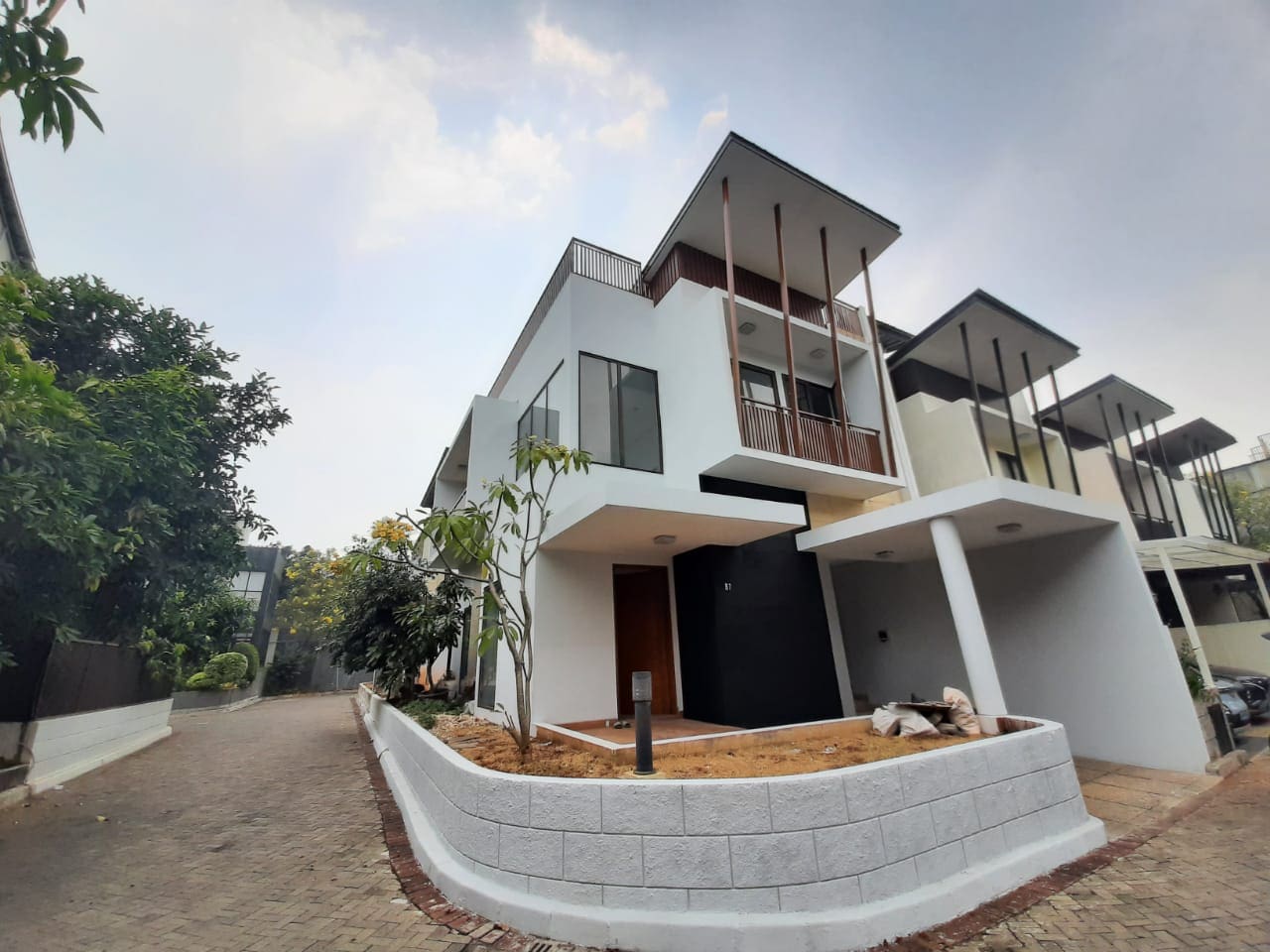 Dijual Rumah Bagus dan Nyaman dalam Cluster Puri Rinda di Jagakarsa Jakarta Selatan