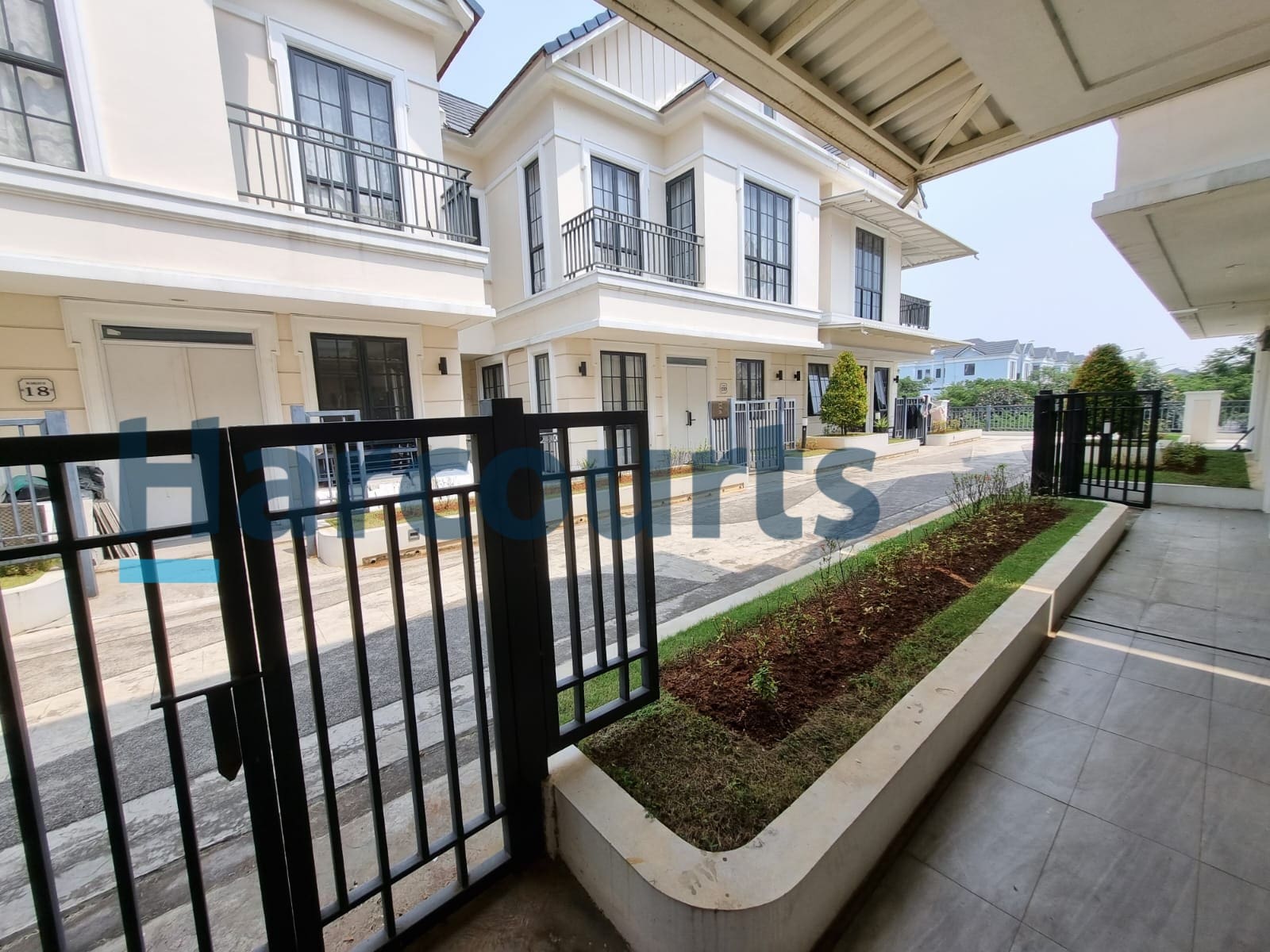 Dijual Rumah bagus 3 lantai di Suvarna Sutera Tangerang (NC)
