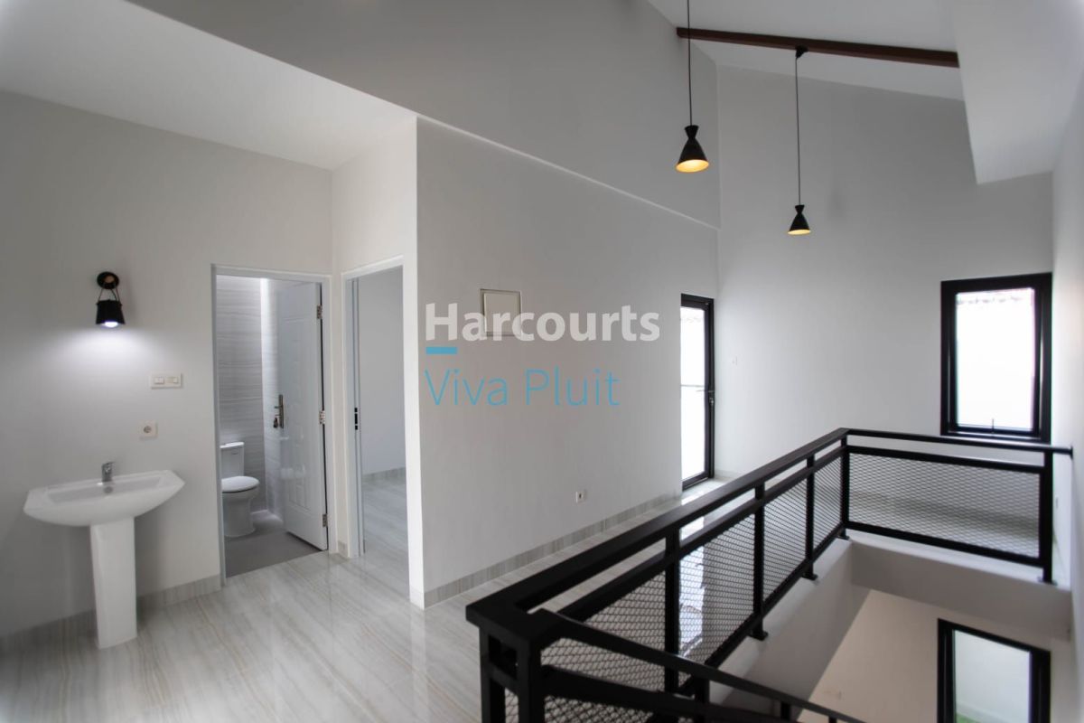 Dijual Rumah Sutera Kirana, Alam Sutera. Bangunan Baru, Siap Huni. - Foto 6